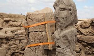 kem.Archaeologists discovered an 11,000-year-old statue depicting a giant man holding his penis in Spain