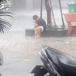 4t.Reunion in the rain: The touching moment when a boy hugs his lost dog after 7 months of separation, bringing warmth to the hearts of millions of viewers.